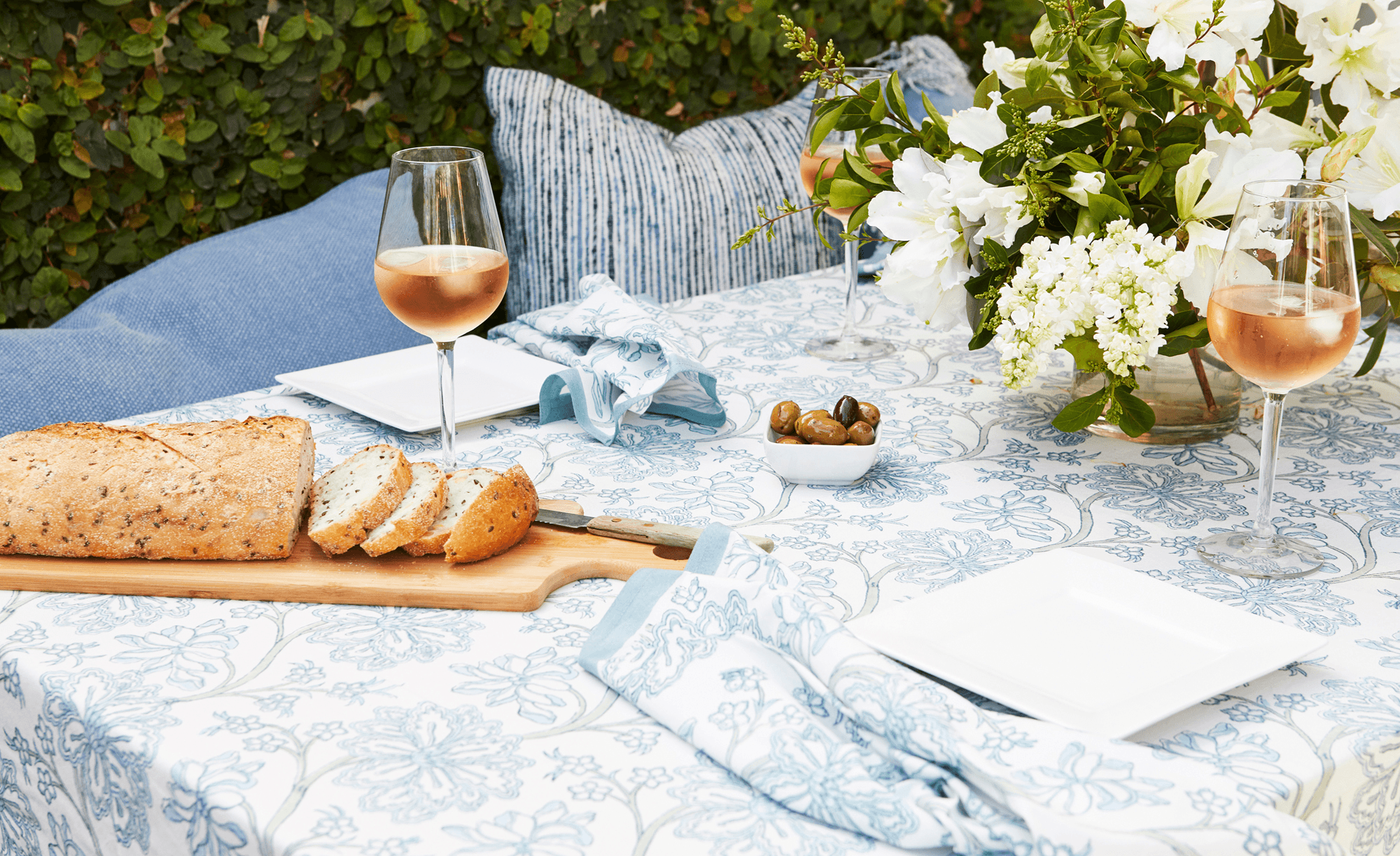 L&M Guide | Styling Flowers for the Christmas Table with Flowers Vasette