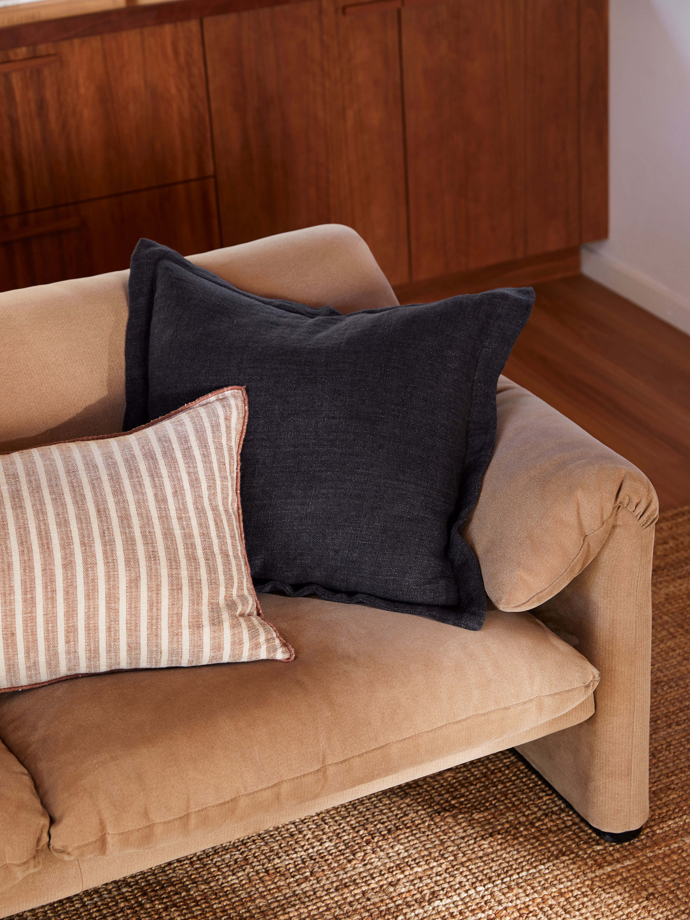 BURTON バートン【PILLOW】黒 チルクッション Buy Luxury Heavy Linen Cushions Online - Burton